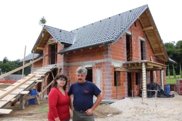 Mateja in Ivan Gričar leta 2015, ko so v le 22 dneh nov dom v Gorenjem  Kronovem ob pomoči sorodnikov, prijateljev in vaščanov spravili pod  streho. (Foto: M. Ž., arhiv DL)