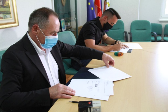 Pogodbo za ureditev 470 metrov dolgega odseka v ulici Dolga vas v Žužemberku sta danes podpisala župan Jože Papež in predstavnik domačega podjetja Gostgrad Miha Zupančič.