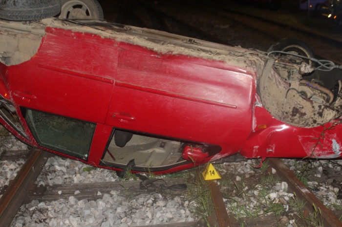 FOTO: Z avtom na železniške tire; 21-letnik v smrtni nevarnosti