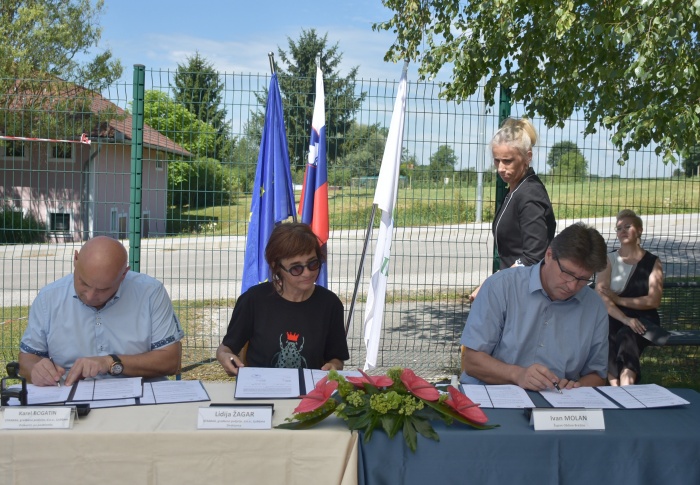 Pogodbo za gradnjo vrtca sta v imenu izvajalca STRABAG d.o.o. podpisala direktorica Lidija Žagar in Karel Bogatin.