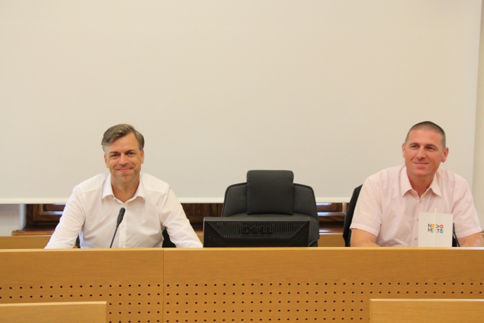 Novomeški župan Gregor Macedoni in Primož Skubic, predsednik Sveta za določitev funkcionalnih žemljišč. (Foto: M. Ž.)