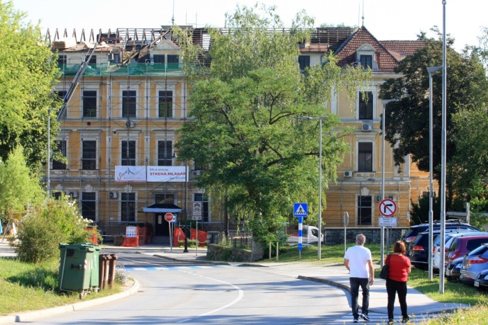 Splošna bolnišnica Novo mesto bo negovalni oddelek, če bo treba, uredila v stavbi stare interne bolnišnice, ki je to poletje deležna prenove. (Foto: B. B.)