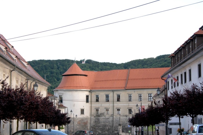 Staro brežiško mestno jedro z gradom, v ozadju sv. Vid. (Foto: M. L.)