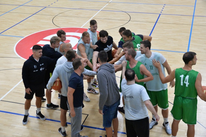 Na prvem treningu se je zbralo deset košarkarjev, Krki se bosta kmalu pridružila tudi ameriška branilca, novega centra pa še iščejo. (Foto: KK Krka)