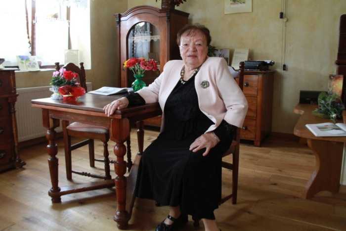 Pisateljica Ivanka Mestnik v njeni spominski sobi