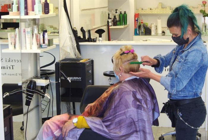 V frizerskem salonu je lahko tudi več kot ena stranka, a pod določenimi pogoji. (Foto: L. M.)