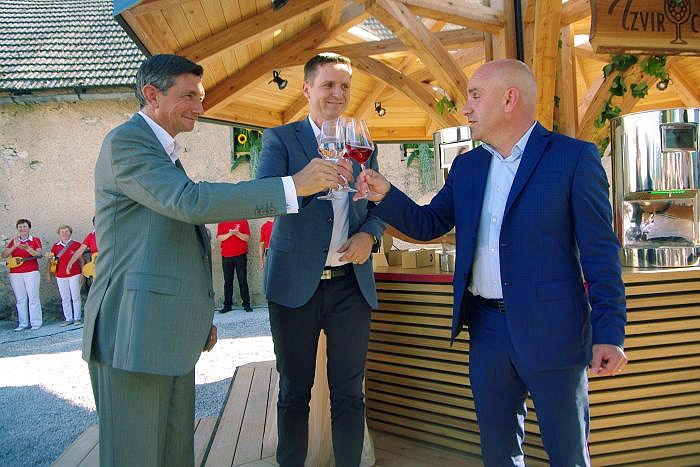 Predsednik države Borut Pahor je na odprtju Izvira cvička v Šmarjeti nazdravil z vodo. Nekatere vinogradnike je to precej zmotilo. (Foto: L. M., arhiv DL)