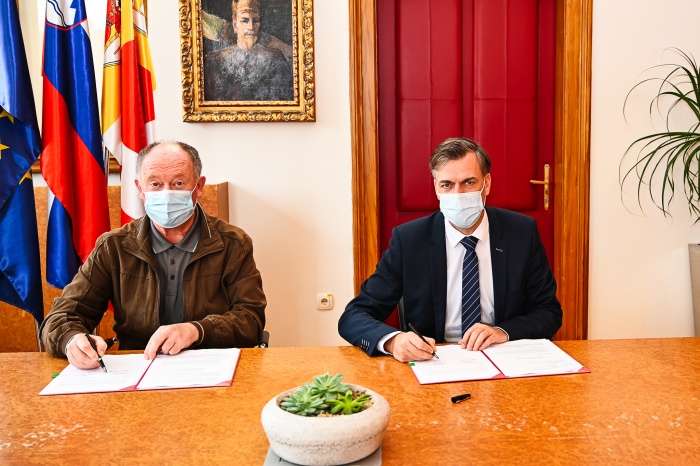 Podpisnika pogodbe Marjan Skube iz Malkoma in župan MONM Gregor Macedoni (Foto: MO NM)