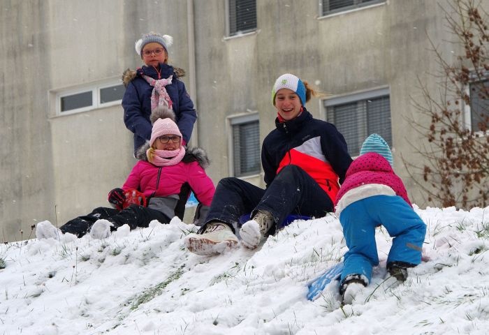 Nasmejani otroški obrazi, ko uživajo v prvem snegu!