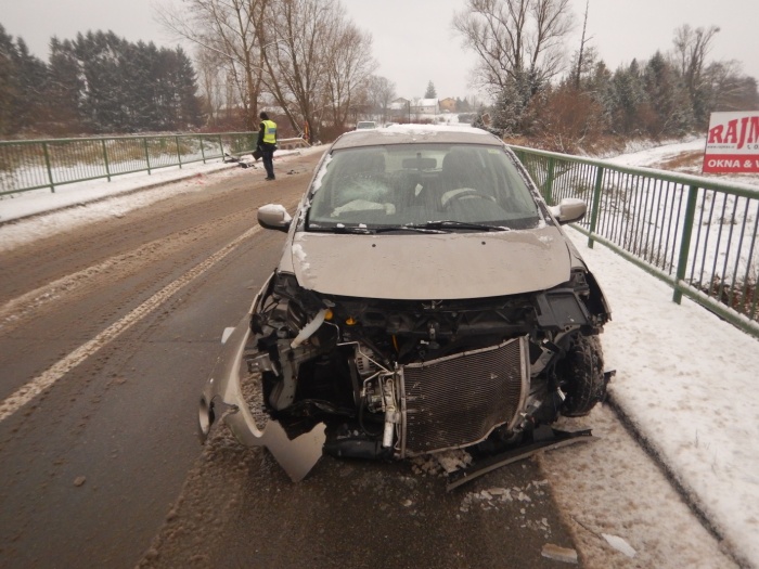Kos ledu, padlega s tovornega vozila, je bil vzrok za prometno nesrečo in tako poškodovano osebno vozilo (Foto: PU NM)