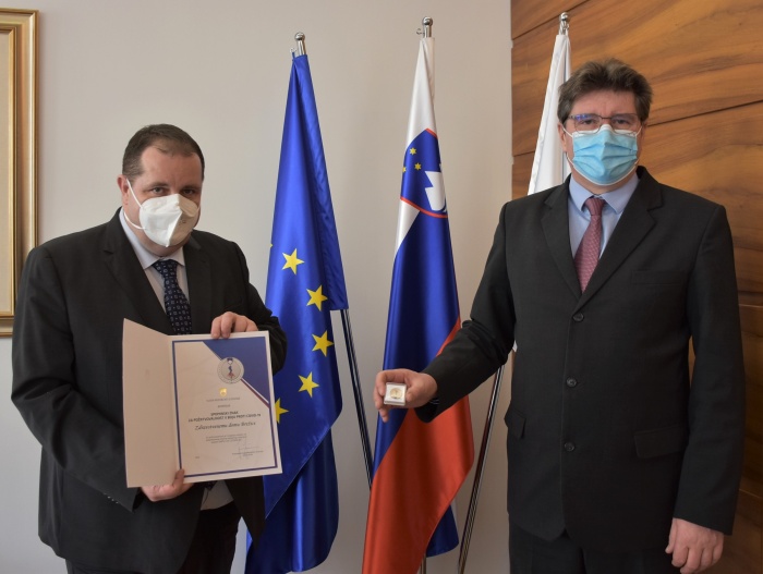 Župan Ivan Molan (desno) je državno zahvalo vročil direktroju ZD Brežice Draženu Levojeviču (levo). (Foto: Občina Brežice)