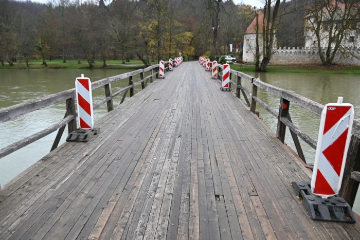 Leseni most na Otočcu je že precej dotrajan. (Foto: MO Novo mesto)