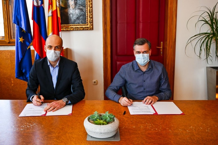 Župan Mestne občine Novo mesto Gregor Macedoni je danes z direktorjem podjetja CGP Martinom Gosenco podpisal pogodbo o sanaciji lesenega mostu na Otočcu. (Foto: MO Novo mesto)