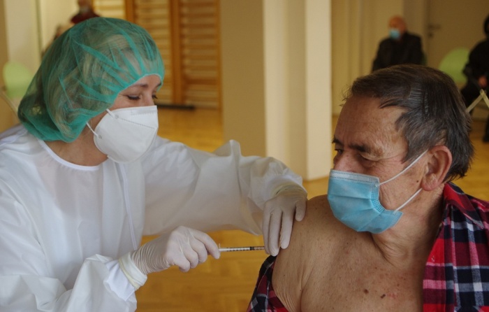 Povsod po Sloveniji že poteka cepljenje starejših, starih nad 80 let, tudi v ZD Novo mesto (na sliki).