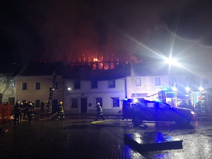 FOTO: Po požaru v starem mestnem jedru Višnje Gore tri družine brez strehe nad glavo