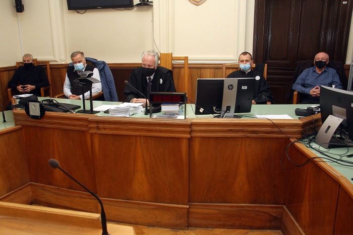 Sodni senat (z leve): sodnika porotnika Bojan Bencik in Janez Bračko, sodnika Peter Žnidaršič in Roman Pulko ter sodnik porotnik Aleksander Durič (foto: B. B.)