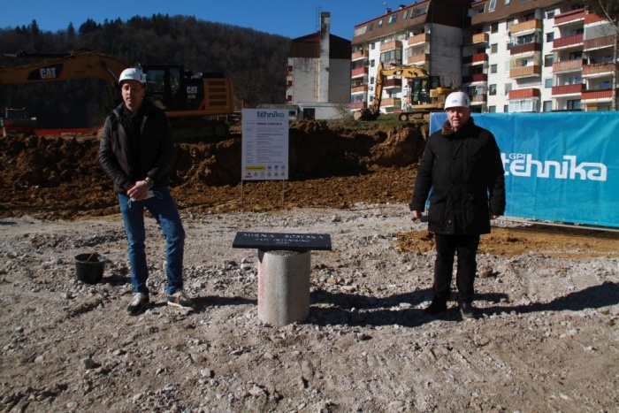 Župan Dušan Skerbiš in direktor podjetja Japi inženiring Janez Prosenik sta simbolično položila temeljni kamen za začetek gradnje dveh stanovanjskih blokov na Mirni.