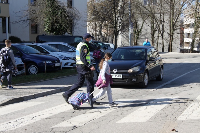 Ob  ponovnem  odprtju  šol na območju Dolenjske, Posavja in Bele krajine za varnost otrok skrbijo tudi policisti (foto: PU Novo mesto)