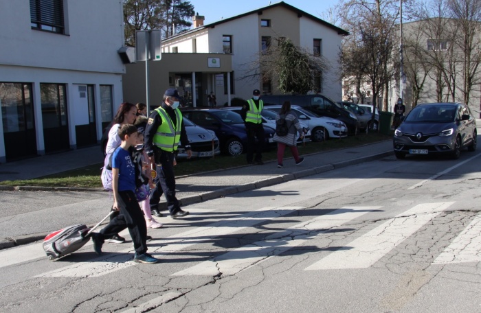 FOTO: Za varnost otrok skrbijo tudi policisti; medtem pa en voznik (odrasel) končal v bolnišnici