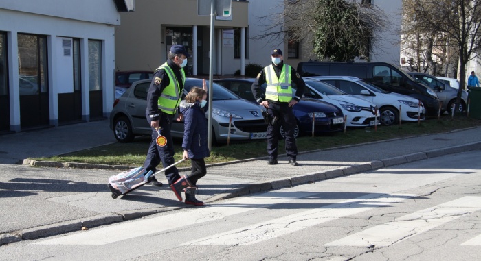 FOTO: Za varnost otrok skrbijo tudi policisti; medtem pa en voznik (odrasel) končal v bolnišnici