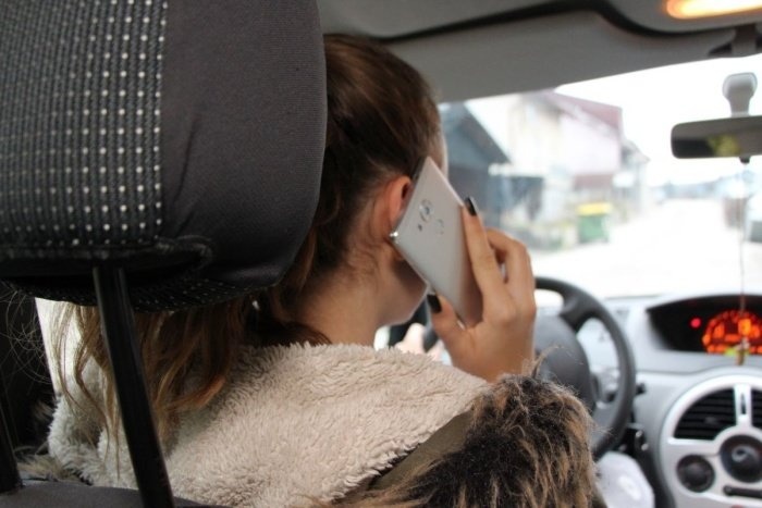 Uporaba telefona med vožnjo = do 23-krat večje tveganje za nastanek prometne nesreče (foto: arhiv DL)