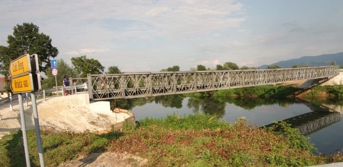 Zdaj imajo v Mršeči vasi še vedno nadomestni pontonski most. (fotografije: arhiv DL)