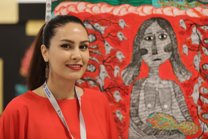 Samaneh Atef ob nagrajenem delu 52. Mednarodnega tabora likovnih samorastnikov Trebnje (foto Alenka Stražišar Lamovšek)