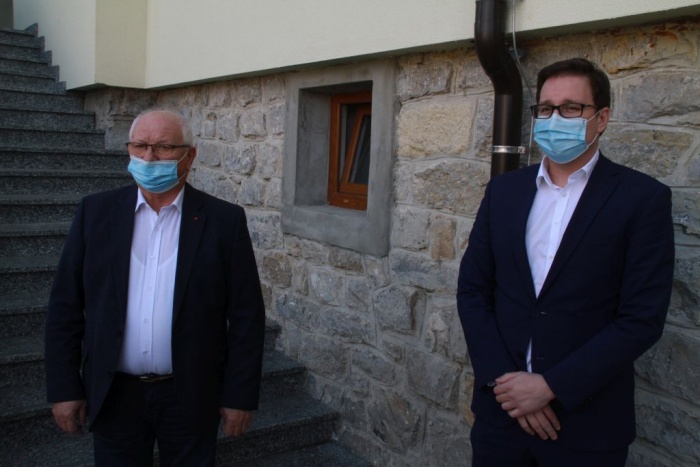 Župan Občine Mokronog - Trebelno Anton Maver (levo) in minister za javno upravo Boštjan Koritnik, ki se je danes mudil v Mokronogu. 