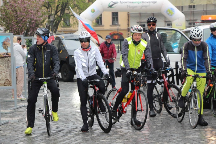 Dami Zupi in Alojz Poglavc sta s svojimi kolesarskimi prijatelji zjutraj krenila na dobrodelno pot.
