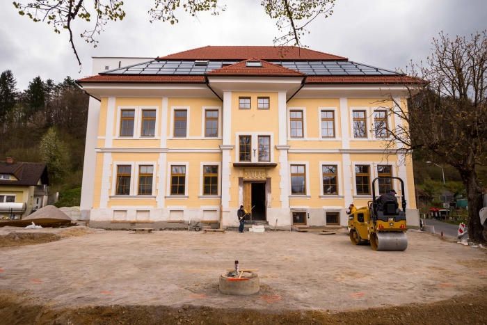 Dela pri obnovi stare šole v Višnji Gori so v polnem teku. (foto: arhiv; Občina Ivančna Gorica)