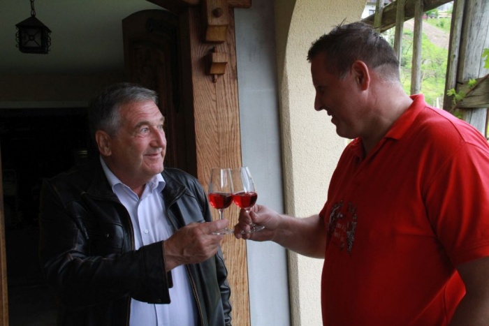 Takole sta nazdravila s predsednikom Zveze društev vinogradnikov Dolenjske Miranom Jurakom.