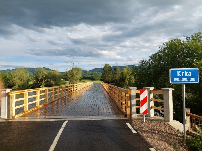 Nov leseni most v Cerkljah ob Krki je z 200 tisočaki sofinanciralo Ministrstvo za obrambo. (foto: J. K.)
