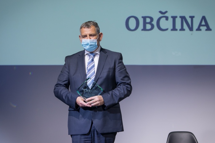 Nagrado je prevzel sevniški župan Srečko Ocvirk. (foto: ICS institut)