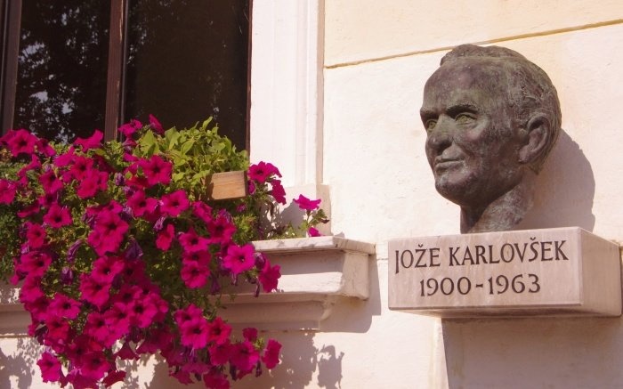 Bronasti dobrsni kip Jožeta Karlovška na njegovi rojstni hiši