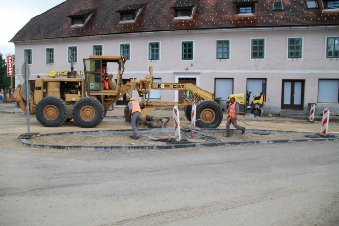 Obnova državne ceste skozi Dvor od gasilskega doma do križišča za Kočevje je že končana, slika je arhivska (R. N.), zdaj na Dvoru gradijo pločnik proti bencinski črpalki.