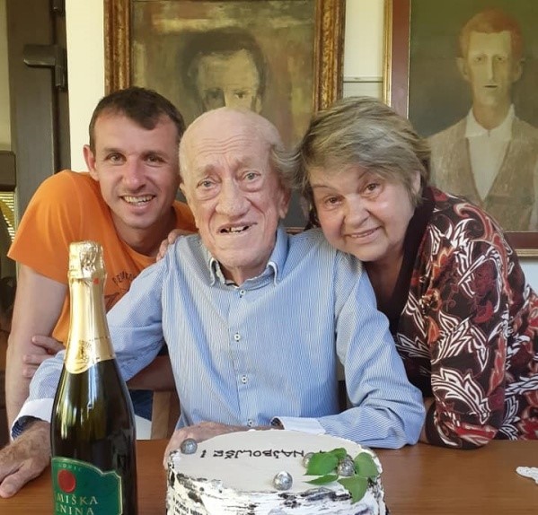 Toni ob zadnjem, 76. rojstnem dnevu 5. maja letos; s sinom in ženo.