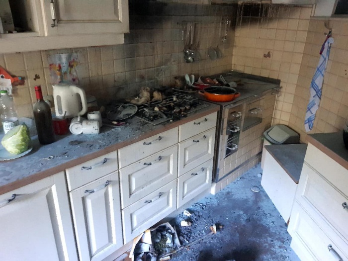 O požaru v kuhinji smo sinoči že poročali. Takšna je bila, potem ko so jo zapustili gasilci ... (foto: PGD Prekopa)