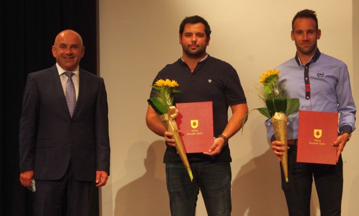 Županova priznanja sta šla v roke Alešu Lindiču (na desni) in ekipi Nogometnega kluba Bela Cerkev - prevzel ga je kapetan Matjaž Prudič (v sredini).