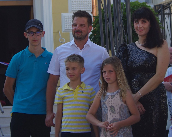 Miha Gregorčič z ženo Nino in otroci.