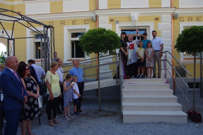 Dvorec Gregorčič je po rezanju traku blagoslovil še župnik g. Andrej Golčnik. Na sliki v družbi investitorjev, družine Gregorčič.