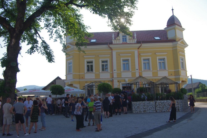 Obnovljen Dvorec Gregorčič sredi Karlovškovega trga v Šmarjeti.