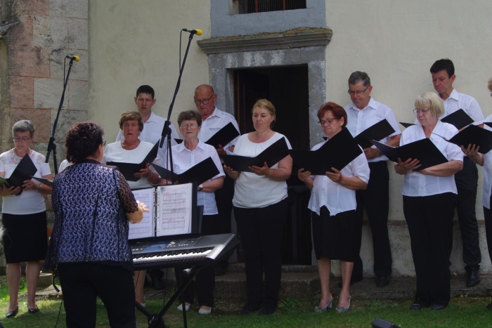 Cerkveni mešani pevski zbor Dobrava z zborovodkinjo Faniko Martinčič