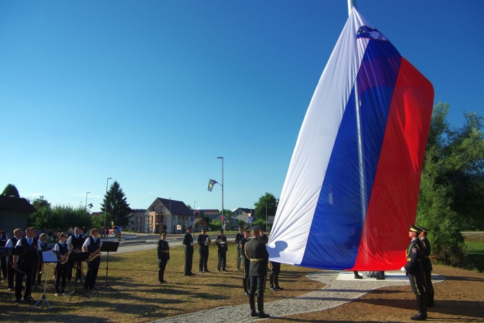 Slovenska državna zastava od včeraj ponosno plapola v Šmarjeti! Ne boste je mogli prezreti ob prihodu v bližini krožišča z vrčem.