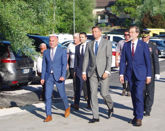 Prihod Marjana Hribarja, predsednika Boruta Pahorja, Mateja Tonina, Lojzeta Peterleta na dvig zastave.