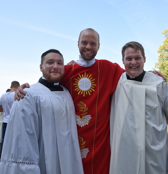 Lani je bil edini novomašnik v novomeški škofiji Blaž Franko iz Šentjerneja (v sredini), Jakob Piletič (na levi) in Janez Meglen pa sta bila takrat posvečena v diakona. (foto: arhiv; Škofija NM)