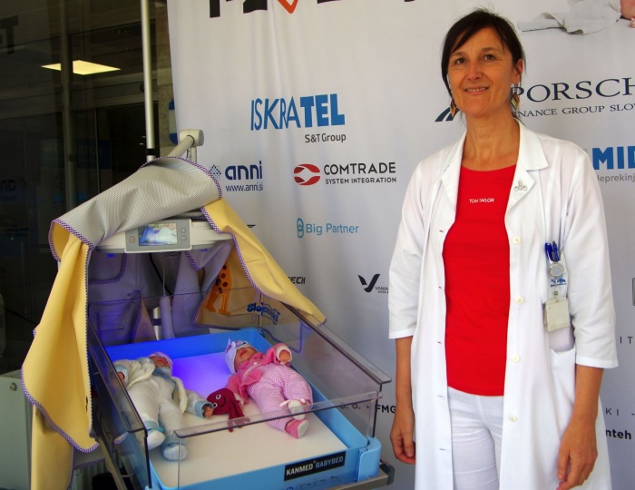 Specialistka ginekologije in porodništva v novomeški porodnišnici  Damjana Koželj, dr. med., je še kako vesela nove naprave za fototerapijo  novorojenčkov.