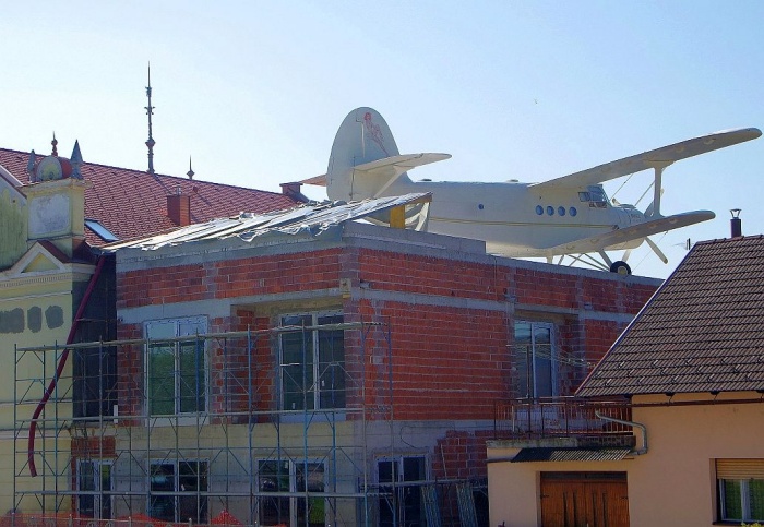Letalo na strehi Hotela Orant pri Dvorcu Gregorčič na trgu v Šmarjeti. Pridobitev bodo predali namenu ob občinskem prazniku Občine Šmarješke Toplice konec prihodnjega tedna.