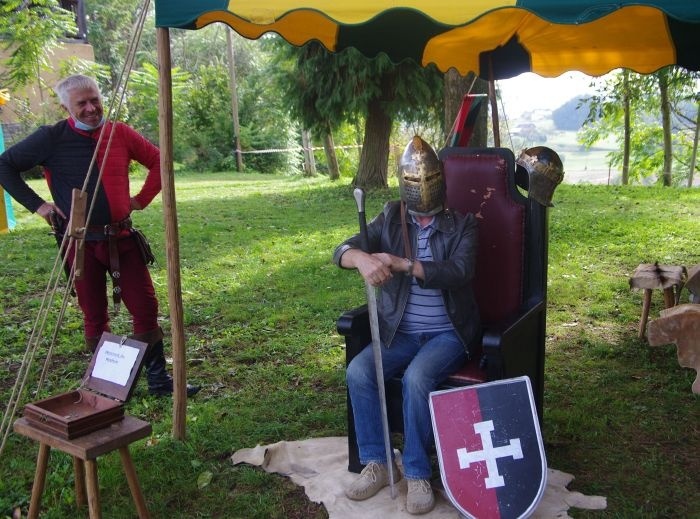 Vitez Otoški je jeseni na srednjeveških dnevih ponujal sedenje na prestolu z viteško opremo. (Foto: L. M.)