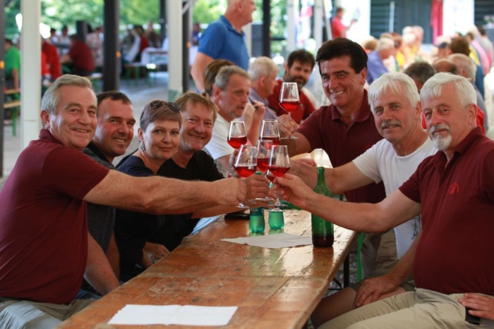 Člani vinogradniških društev, ki so se udeležili zaključne prireditve 49. tedna cvička, so bili veseli druženja med sabo.