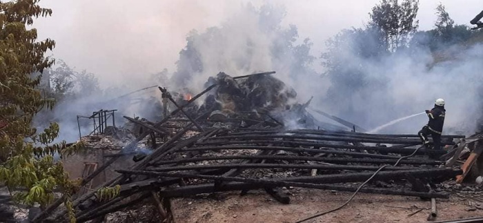 FOTO: Strela udarila v  gospodarski objekt, ogenj tudi na hišo